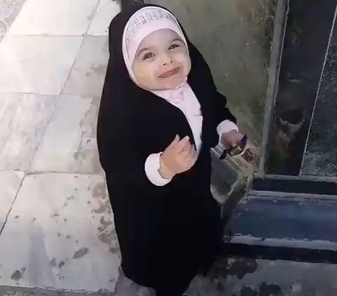 دختر کوچولوی بامزه thumbnail