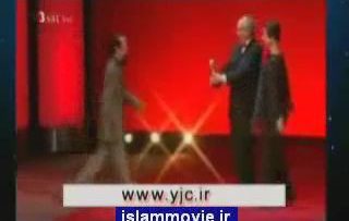 دست دادن فرهادی در برلین برای گرفتن جایزه thumbnail